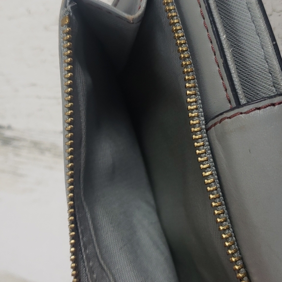 Fossil gray cowhide leather wallet, some wear to closure tab, otherwise clean - Picture 5 of 8